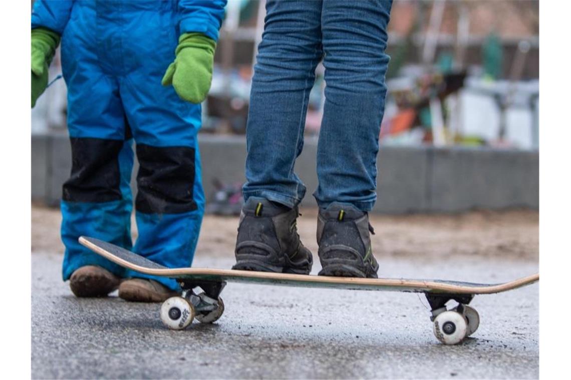 Die Lebensqualität von Kindern habe sich in der Corona-Krise weiter verschlechtert, resümieren die Forscher. Besonders betroffen seien Kinder aus sozial schwachen Verhältnissen und mit Migrationshintergrund. Foto: Dorothée Barth/dpa