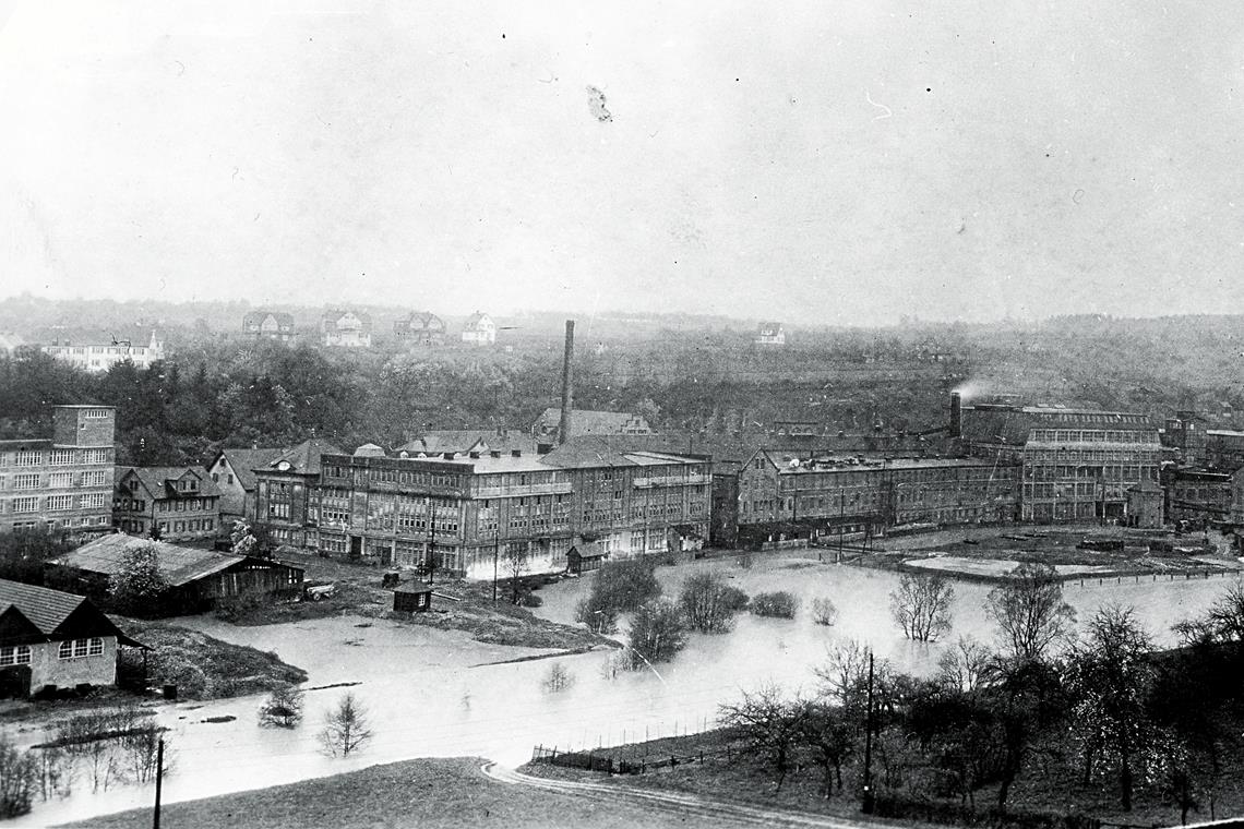 Was Straßenschilder über die Stadt sagen Die Lederfabriken von Robert Schweizer und Fritz Häuser in der Oberen Walke waren immer wieder von Hochwasser betroffen, wie hier in den 1920er-Jahren.