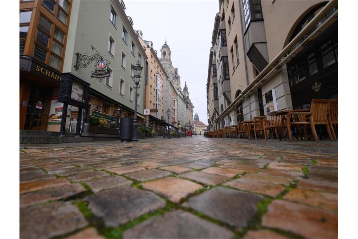 Die leere Münzgasse vor der Frauenkirche in Dresden. Auch in Sachsen mehren sich die Zeichen für eine Verlängerung des Lockdowns. Foto: Sebastian Kahnert/dpa-Zentralbild/dpa