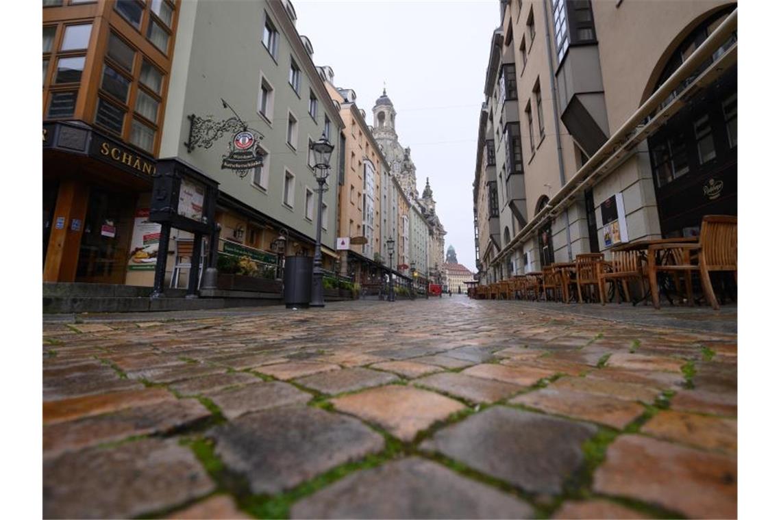 Die leere Münzgasse vor der Frauenkirche in Dresden. Der Lockdown wird bis Ende Januar verlängert. Foto: Sebastian Kahnert/dpa-Zentralbild/dpa