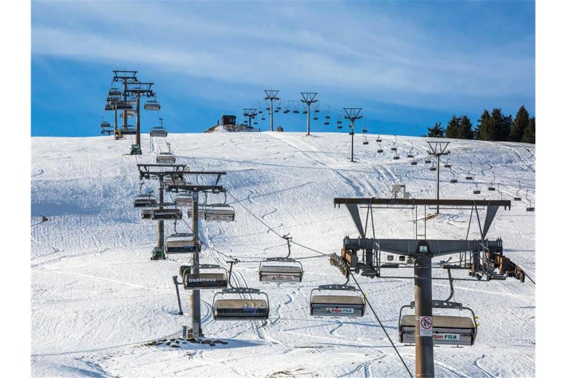 Skilifte am Feldberg: Vielleicht am ersten Advent offen? Die leeren Sessel der Feldbergbahn hängen vor Betriebsbeginn an ihrem Tragseil. Foto: Philipp von Ditfurth/dpa
