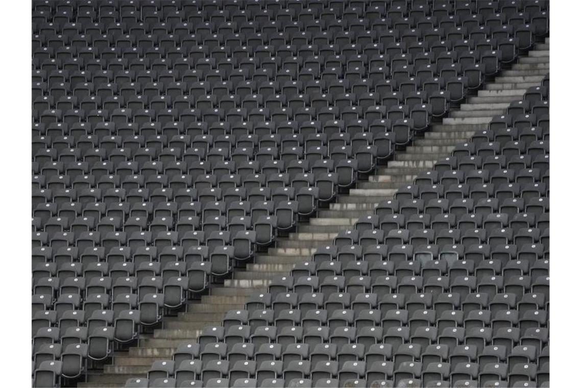 Die leeren Sitzreihen in der Ostkurve des Berliner Olympiastadions. Foto: Soeren Stache/dpa-Zentralbild/dpa