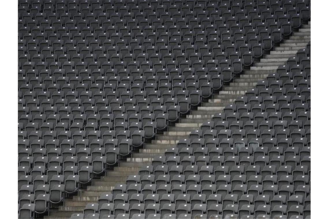 Keine Lockerungen: Fans müssen weiter draußen bleiben Die leeren Sitzreihen in der Ostkurve des Berliner Olympiastadions. Foto: Soeren Stache/dpa-Zentralbild/dpa