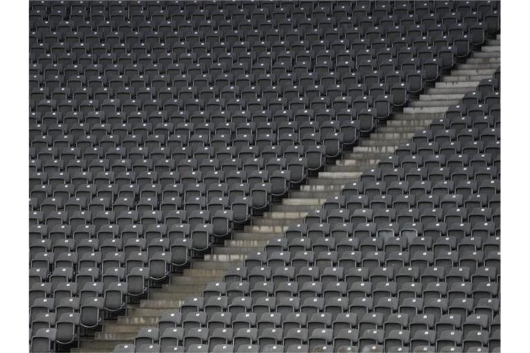 Die leeren Sitzreihen in der Ostkurve des Berliner Olympiastadions. Foto: Soeren Stache/dpa-Zentralbild/dpa