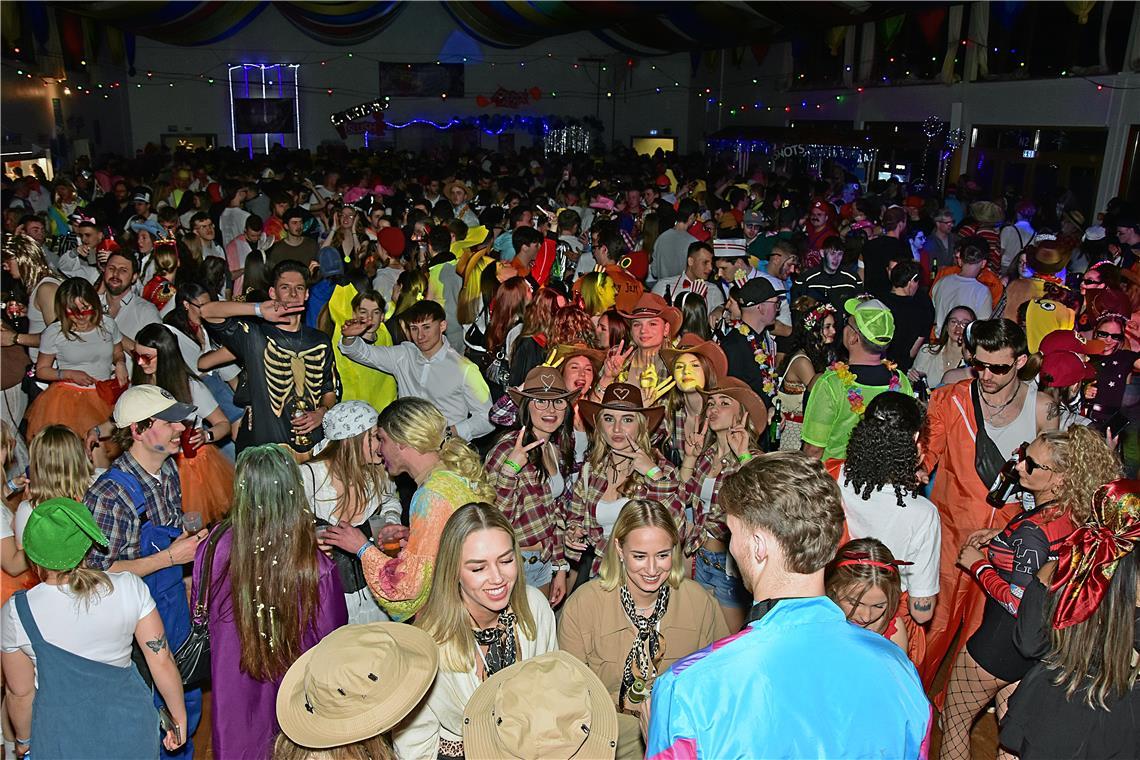 Die legendäre Blau-Weiß-Party des TV Sulzbach/Murr in der Festhalle. Eine ausgel...