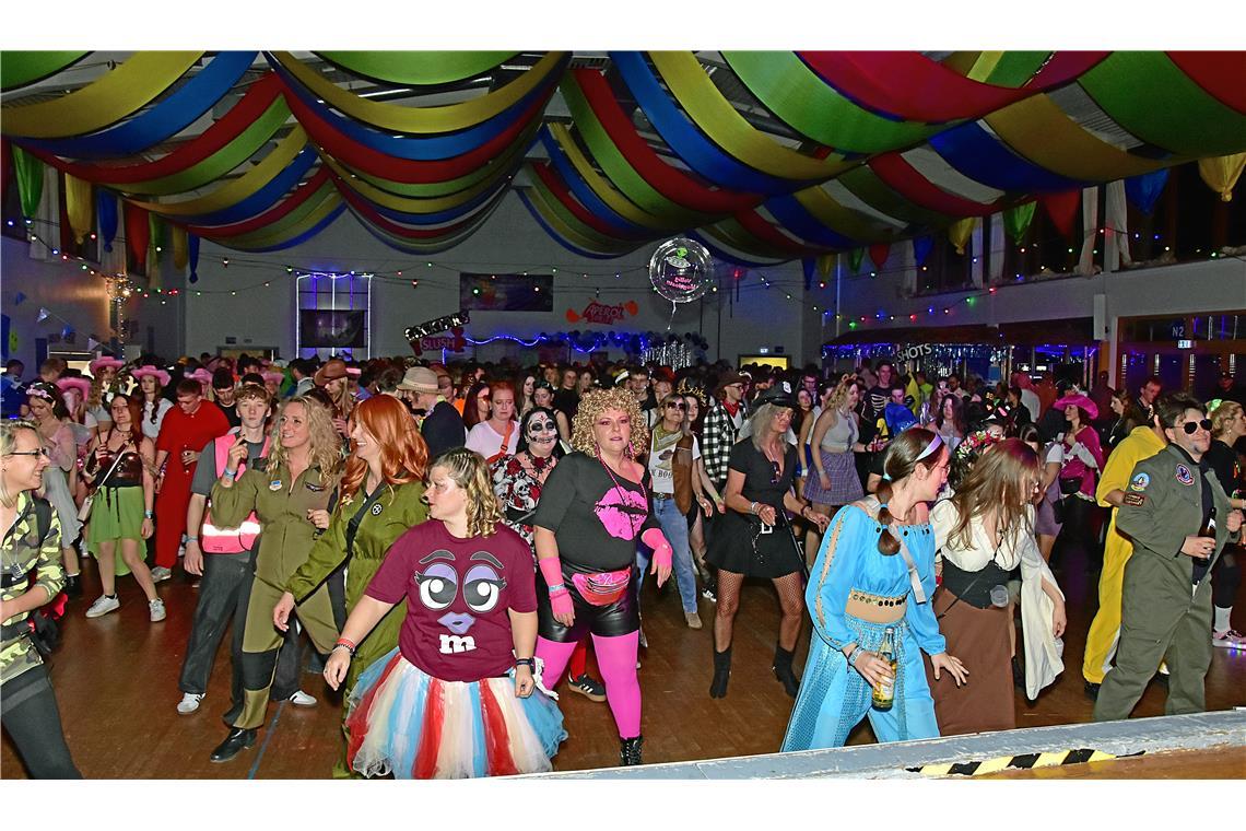 Die legendäre Blau-Weiß-Party des TV Sulzbach/Murr in der Festhalle. Eine ausgel...