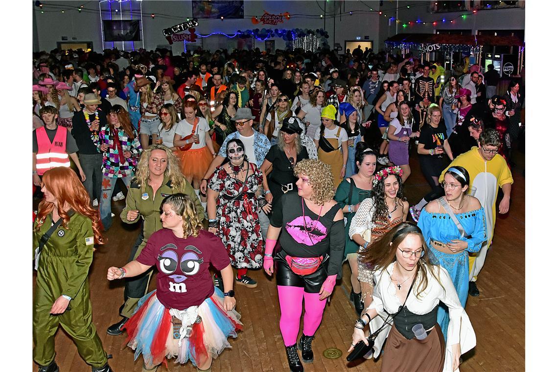 Die legendäre Blau-Weiß-Party des TV Sulzbach/Murr in der Festhalle. Eine ausgel...