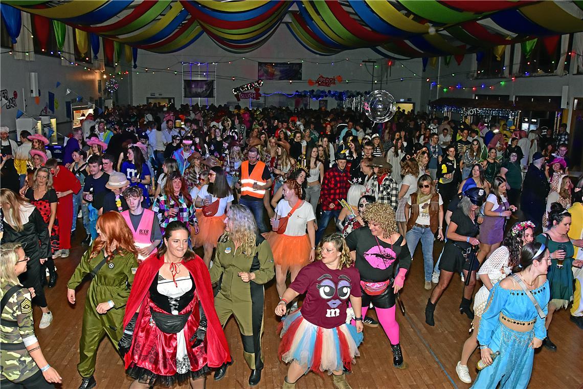 Die legendäre Blau-Weiß-Party des TV Sulzbach/Murr in der Festhalle. Eine ausgel...