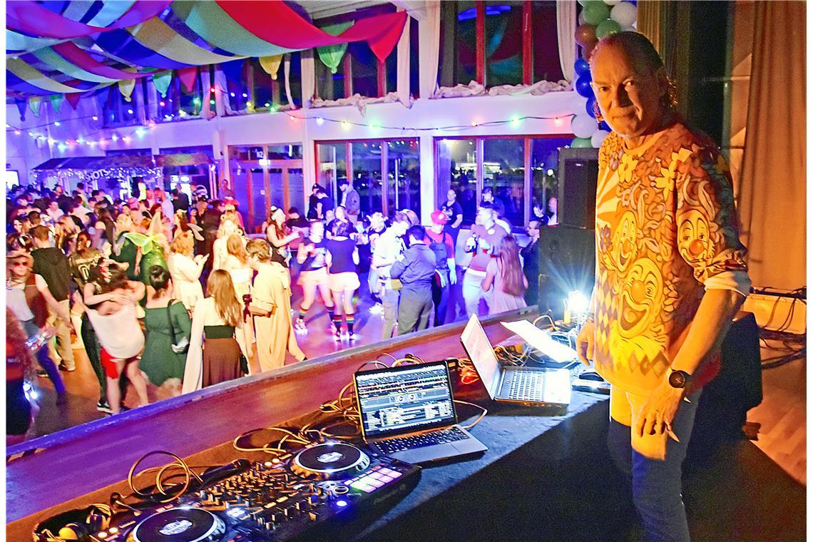 Die legendäre Blau-Weiß-Party des TV Sulzbach/Murr in der Festhalle. Eine ausgel...