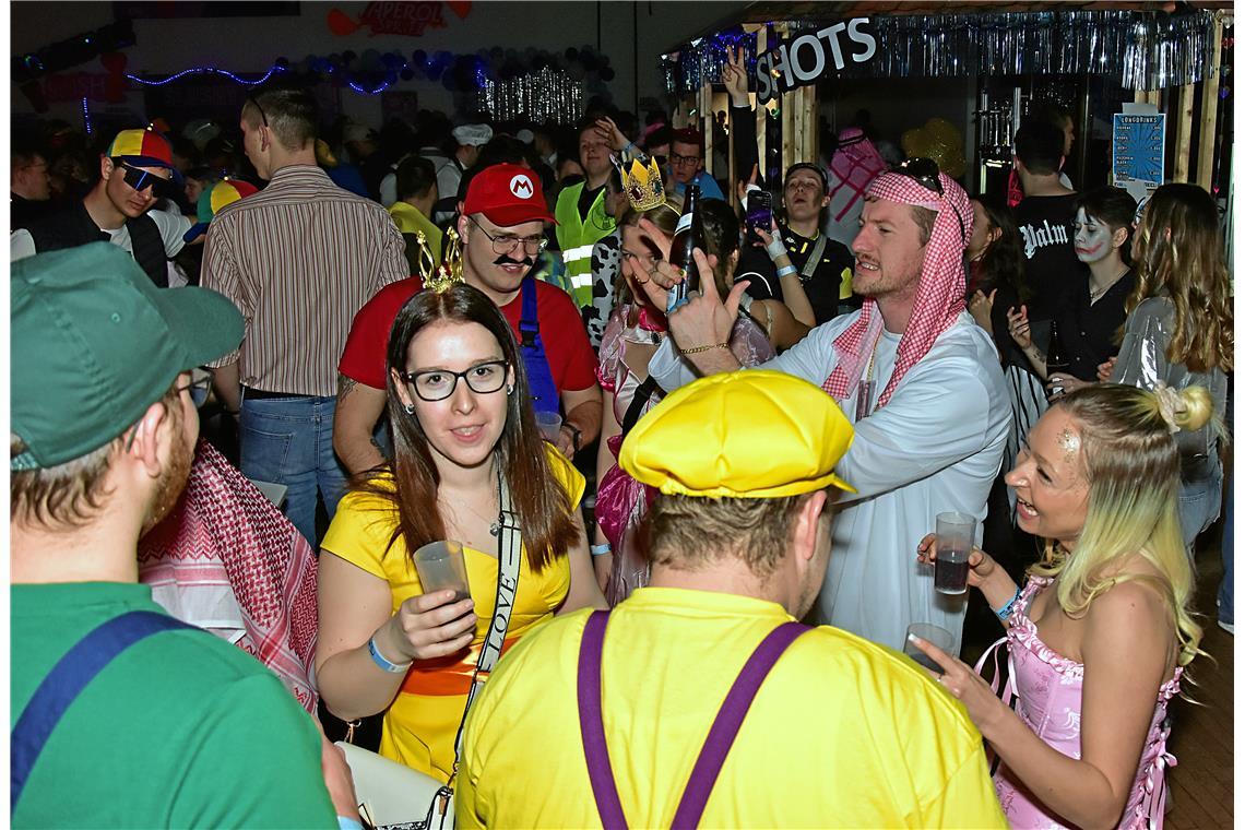 Die legendäre Blau-Weiß-Party des TV Sulzbach/Murr in der Festhalle. Eine ausgel...