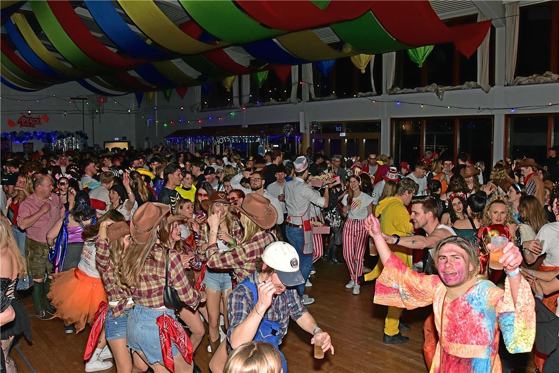 Die legendäre Blau-Weiß-Party des TV Sulzbach/Murr in der Festhalle. Eine ausgel...