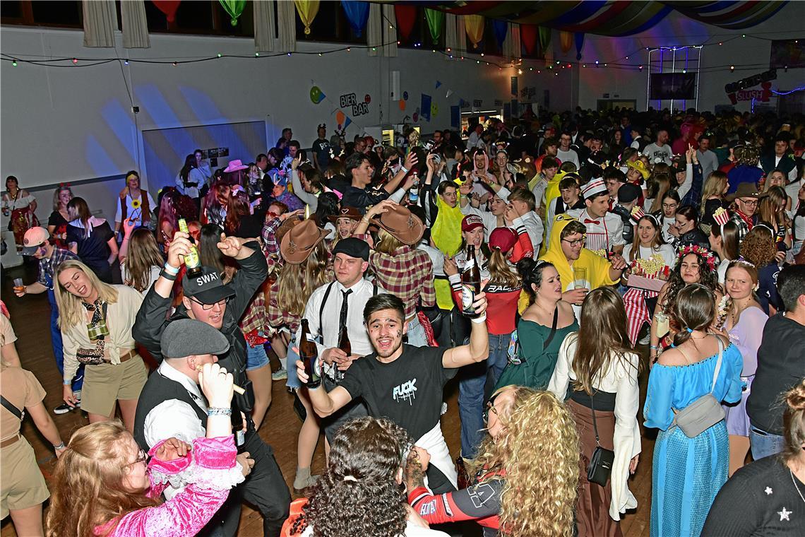 Die legendäre Blau-Weiß-Party des TV Sulzbach/Murr in der Festhalle. Eine ausgel...
