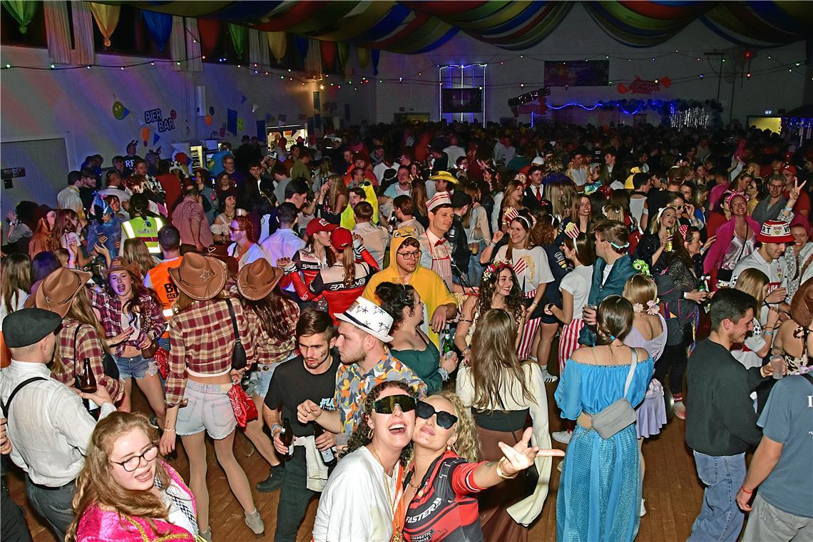 Die legendäre Blau-Weiß-Party des TV Sulzbach/Murr in der Festhalle. Eine ausgel...