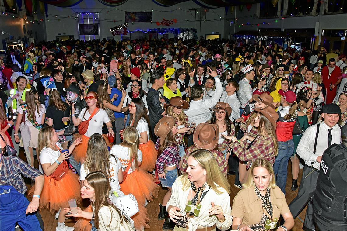 Die legendäre Blau-Weiß-Party des TV Sulzbach/Murr in der Festhalle. Eine ausgel...
