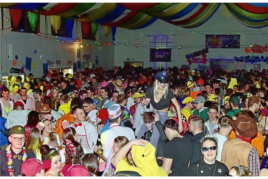 Die legendäre Blau-Weiß-Party des TV Sulzbach/Murr in der Festhalle. Eine ausgel...