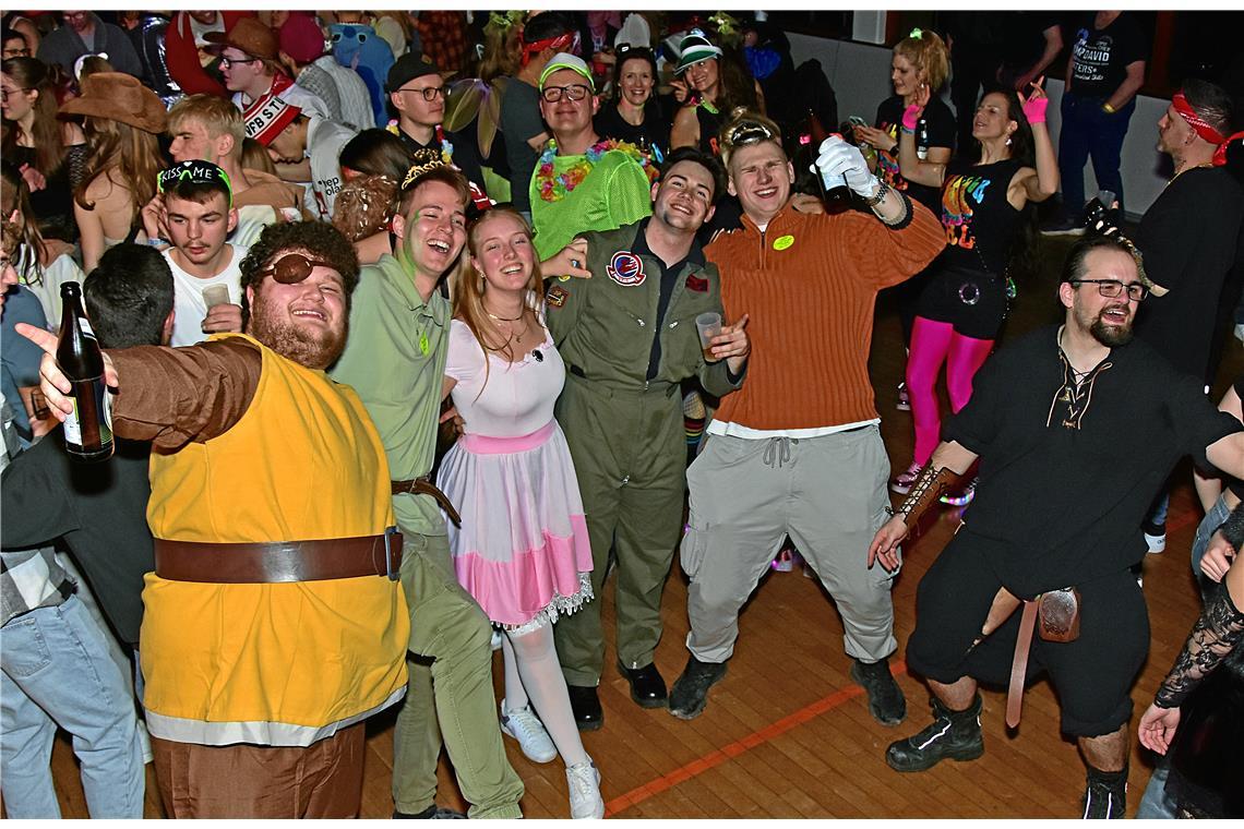 Die legendäre Blau-Weiß-Party des TV Sulzbach/Murr in der Festhalle. Eine ausgel...