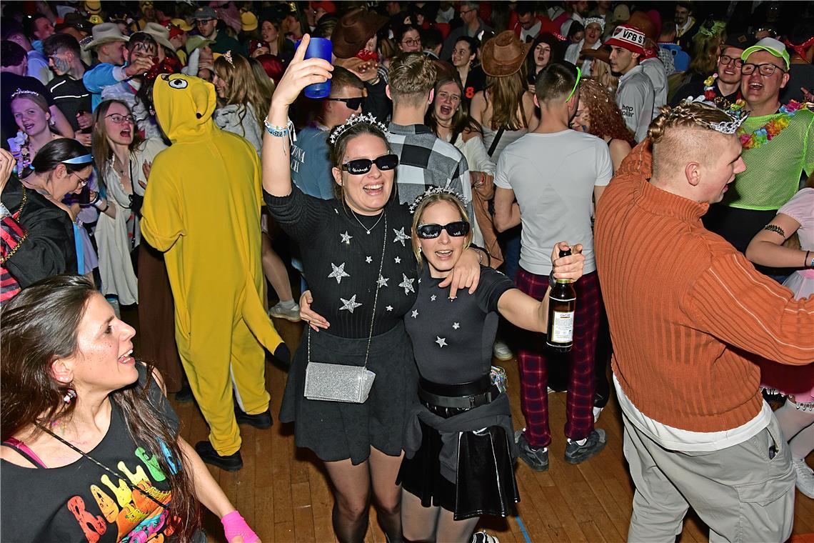 Die legendäre Blau-Weiß-Party des TV Sulzbach/Murr in der Festhalle. Eine ausgel...