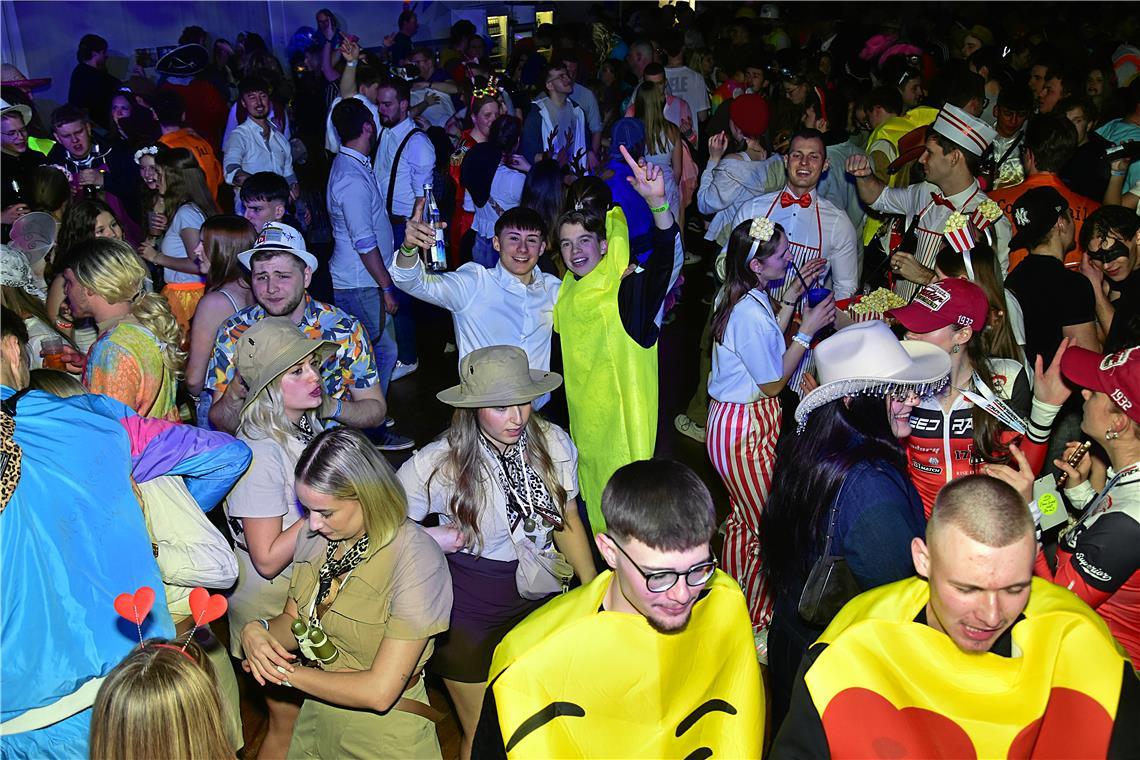 Die legendäre Blau-Weiß-Party des TV Sulzbach/Murr in der Festhalle. Eine ausgel...