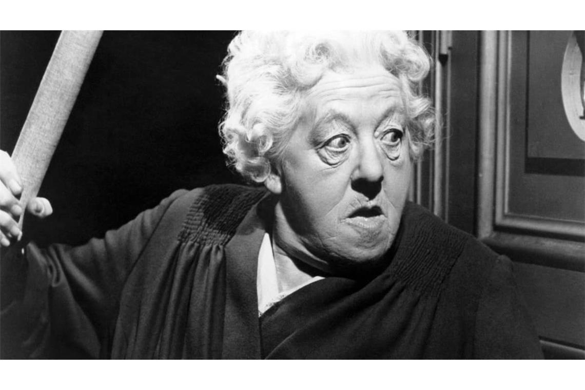 Die legendäre britische Schauspielerin Margaret Rutherford als Miss Marple in dem Film "Mörder Ahoi"