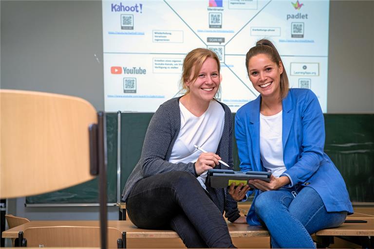 Die Lehrerinnen Julia Senz (links) und Melanie Ruf. Gemeinsam haben sie ein Digitalkonzept für den Unterricht erarbeitet. Foto: A. Becher