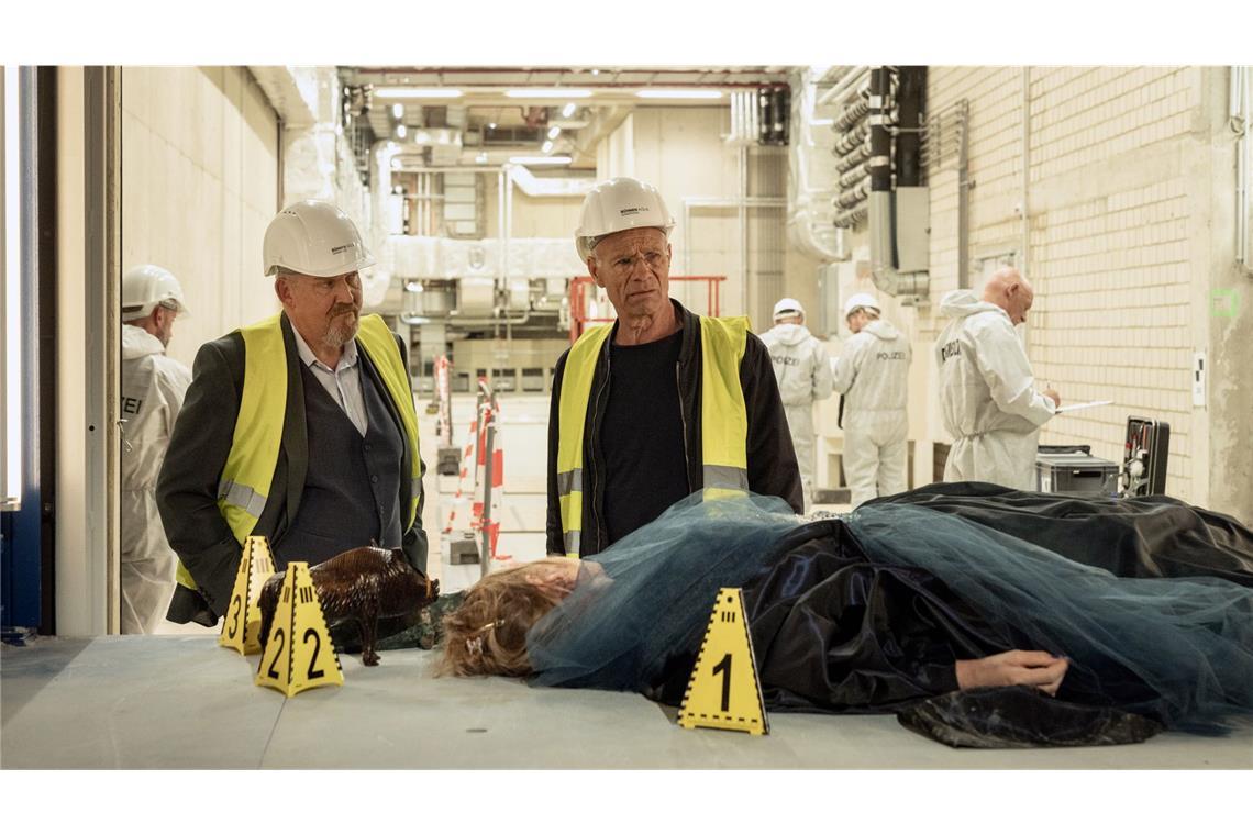 Die Leiche von Elli Zander (Ines Lutz), Rüstmeisterin der Kölner Oper, wird inszeniert in der Oper aufgefunden. Die Kommissare Max Ballauf (Klaus J. Behrendt) und Freddy Schenk (Dietmar Bär, li.) ermitteln vor Ort.