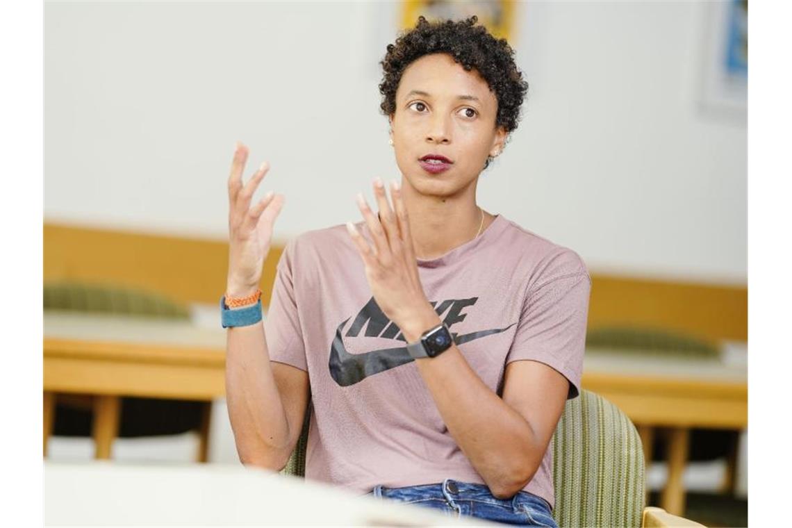 Die Leichtathletin Malaika Mihambo gestikuliert in einem Hörsaal des Olympiastützpunkts während eines Gesprächs. Foto: Uwe Anspach/dpa/archiv