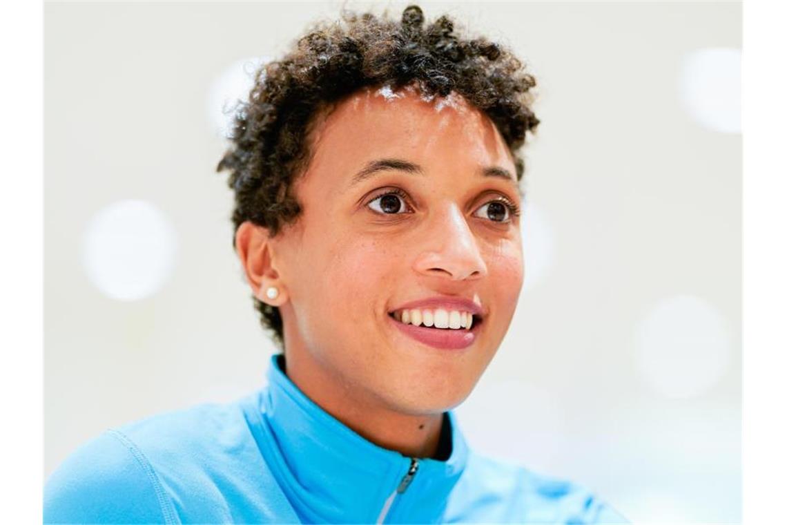Weitsprung-Weltmeisterin Mihambo sprintet in Karlsruhe Die Leichtathletin Malaika Mihambo sitzt während eines Gesprächs in dem Fitnessraum eines Sponsors. Foto: Uwe Anspach/dpa