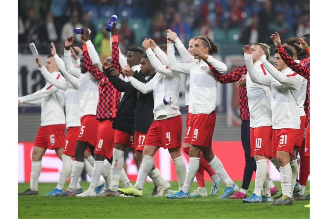 Die Leipzig-Spieler feiern den Sieg gegen St. Petersburg mit ihren Fans. Foto: Jan Woitas/dpa-Zentralbild/dpa
