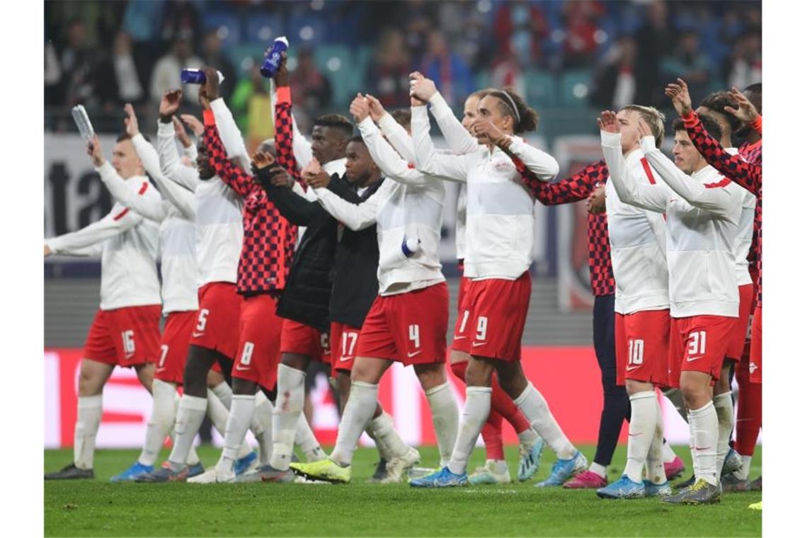 Charaktertest bestanden: RB Leipzig feiert Tabellenspitze Die Leipzig-Spieler feiern den Sieg gegen St. Petersburg mit ihren Fans. Foto: Jan Woitas/dpa-Zentralbild/dpa