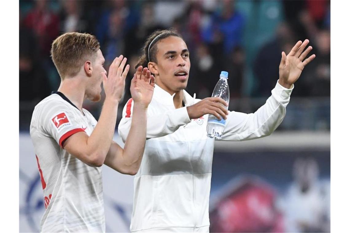 Die Leipziger Marcel Halstenberg (l) und Yussuf Poulsen pausieren beim Spiel in Brmen. Foto: Hendrik Schmidt