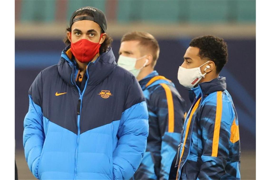 RB Leipzig startet ohne echten Stürmer gegen Manchester Die Leipziger Spieler begeben sich in die Red-Bull-Arena: Leipzigs Yussuf Poulsen (l-r) Dani Olmo und Tyler Adams laufen über den Platz. Foto: Jan Woitas/dpa-Zentralbild/dpa
