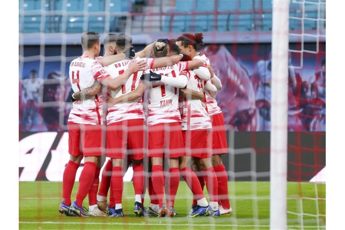 BVB kann Bayern-Patzer nutzen - Leipzig startet gut Die Leipziger Spieler bejubeln das Elfmetertor von André Silva. Foto: Jan Woitas/dpa-Zentralbild/dpa