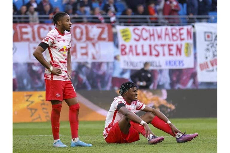 Die Leipziger um Christopher Nkunku (l) und Mohamed Simakan vergaben zu viele Chancen. Foto: Jan Woitas/dpa-Zentralbild/dpa