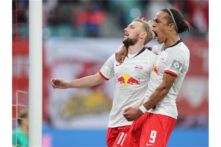 Die Leipziger um Emil Forsberg (l) und Yussuf Poulsen könnten Bundesliga-Herbsmeister werden. Foto: Jan Woitas/zb/dpa