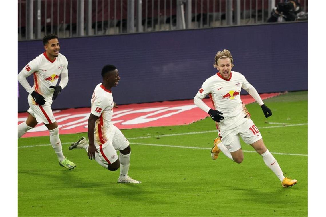 Die Leipziger um Emil Forsberg (r) wollen den Schwung aus dem Bundesliga-Spitzenspiel in die Champions League mitnehmen. Foto: Alexander Hassenstein/Getty Images Europe/Pool/dpa