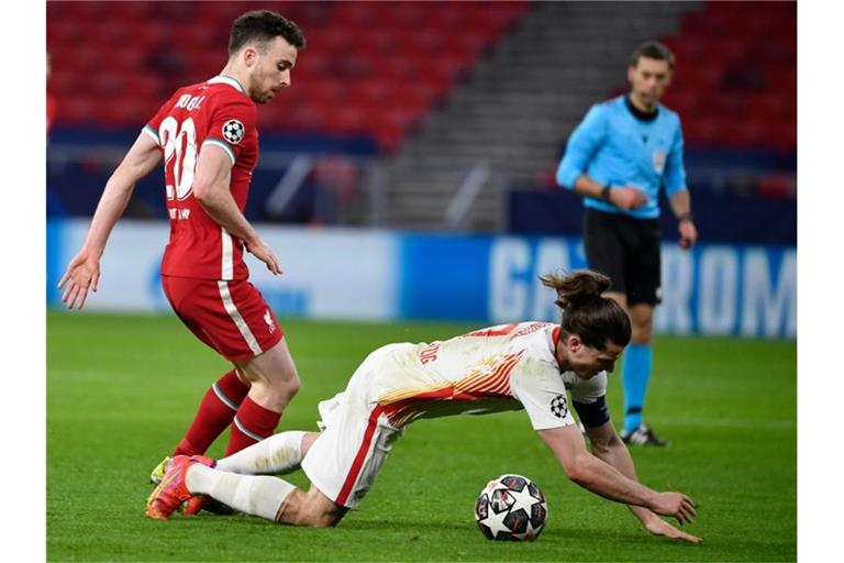 Die Leipziger um Marcel Sabitzer (r) schieden gegen den FC Liverpool aus der Champions League aus. Foto: Marton Monus/dpa
