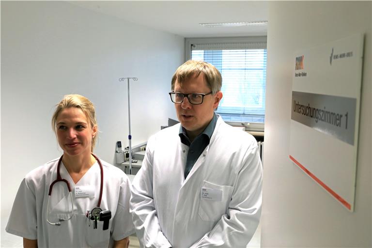 Die leitende Ärztin Angela Rothermel und Chefarzt Torsten Ade – hier noch ohne Schutzkleidung – im kurzfristig eingerichteten Corona-Testzentrum am Schorndorfer Klinikum. Foto: B. Büttner
