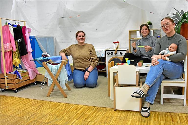 Backnang schließt Kitas mangels Bedarf Die Leiterin der Kita Bregenzer Straße, Elisabeth Lachenmaier (links), und ihre Kolleginnen Sarah Kohm (Mitte) und Anna Maier in der Kinderstube ihres Kindergartens. Im September 2026 wird diese in die Jahre gekommene Einrichtung geschlossen. Foto: Tobias Sellmaier