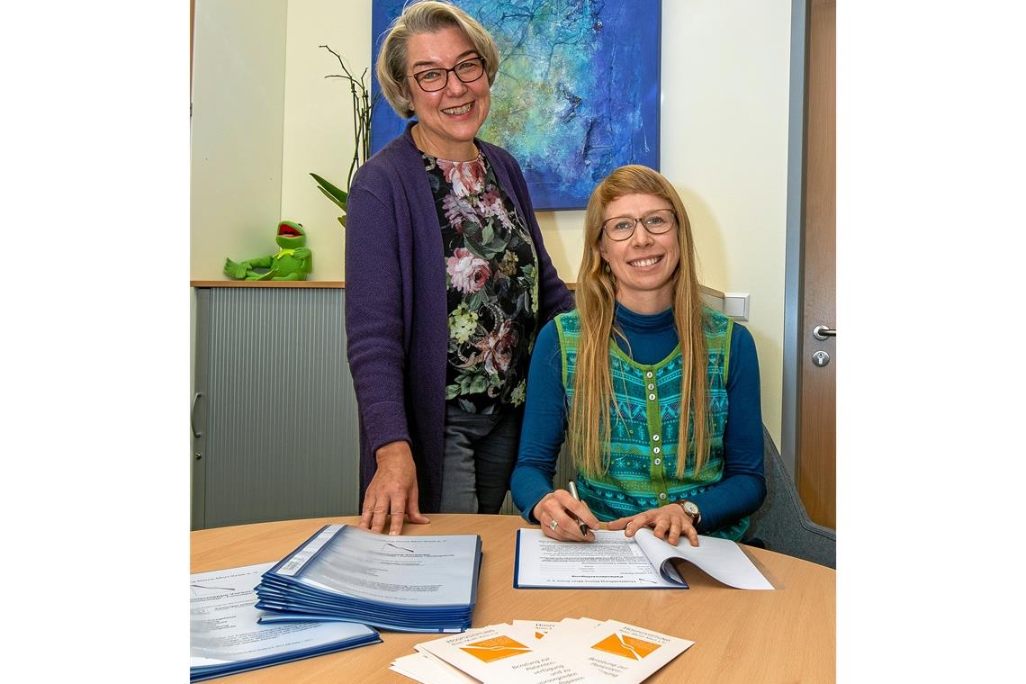 Die Leiterin des Backnanger Hospizes, Susanne Stolp-Schmidt (links), mit Sophie Pröhl. Sie übernimmt die Koordinatorin für die Beratungsgespräche. Foto: A. Becher