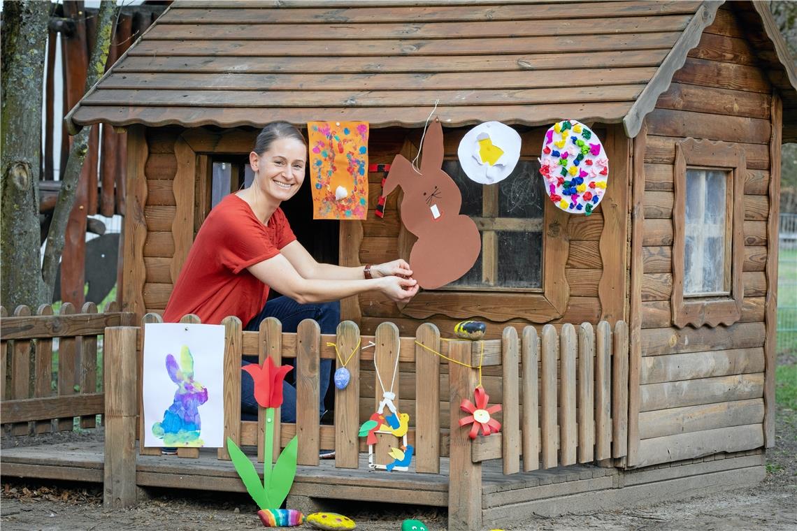 Kreative Basteleien für den Ostertisch Die Leiterin des Burgstaller Kindergartens, Daniela Scholz, präsentiert, was ihre Kolleginnen und die Kinder alles gebastelt haben. Fotos: A. Becher (2)