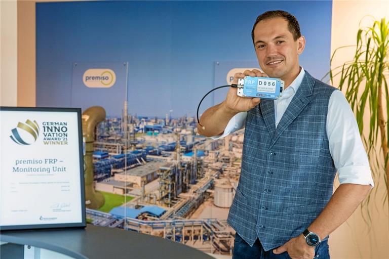 Die Leitungssysteme in großen Chemiefabriken sind oft mehrere Hundert Kilometer lang. Sebastian Blocher zeigt einen der Sensoren, die Beschädigungen an den Rohren von außen erkennen und automatisch melden.Foto: A. Becher