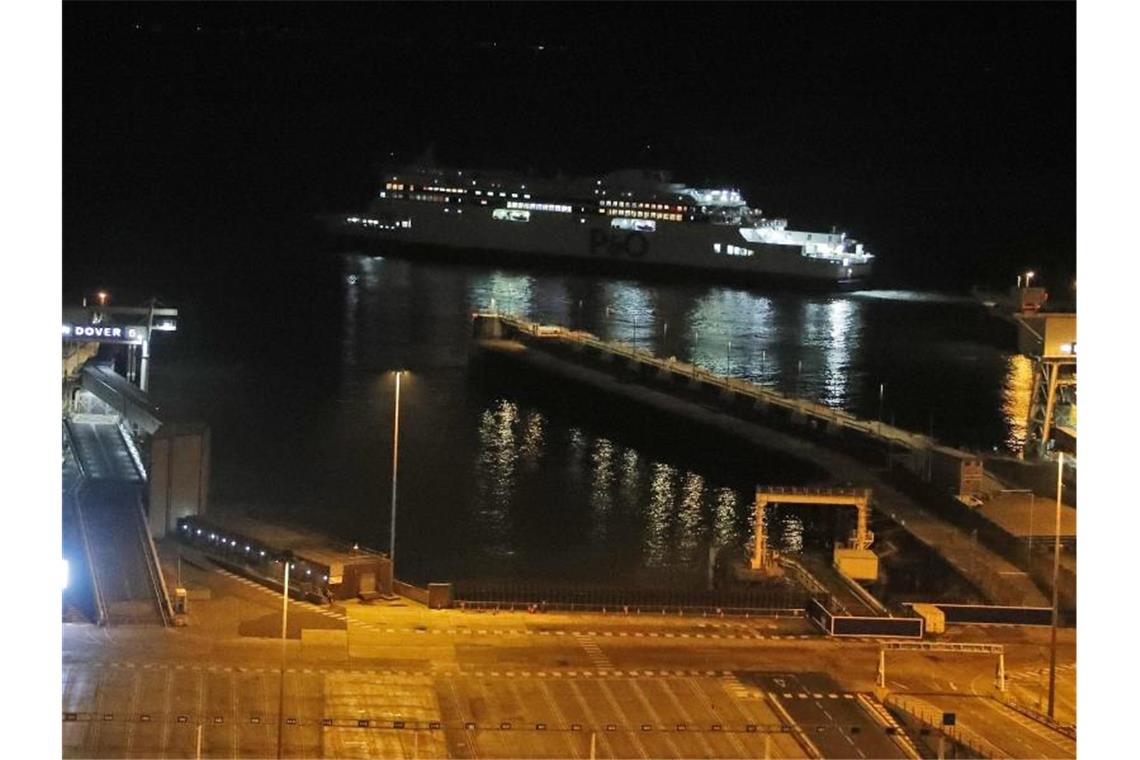 Großbritannien ist raus aus dem EU-Binnenmarkt Die letzte Fähre verlässt den Hafen in Dover. Foto: Frank Augstein/AP/dpa