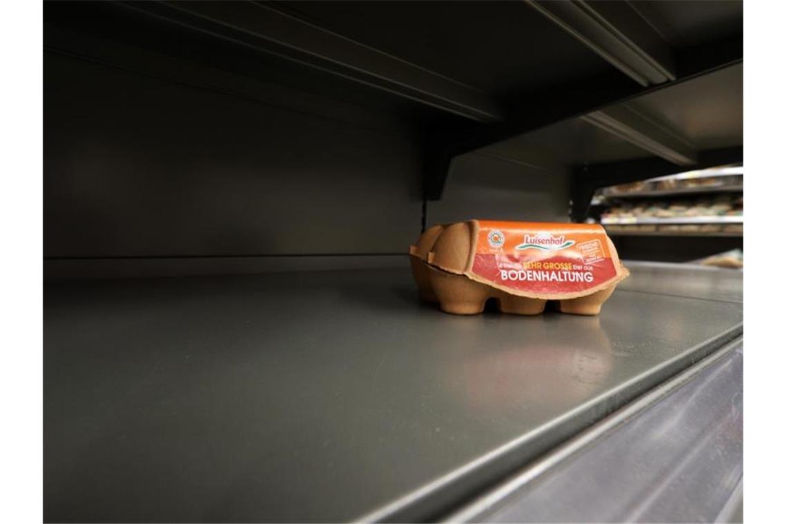 Die letzte Packung mit Eiern in einem Supermarkt in Siegen. Foto: Rene Traut/dpa