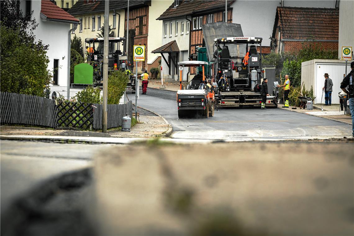 Ortsdurchfahrt Steinbach bald wieder freigegeben Die letzten Arbeiten an der Fahrbahn laufen. Foto: Alexander Becher