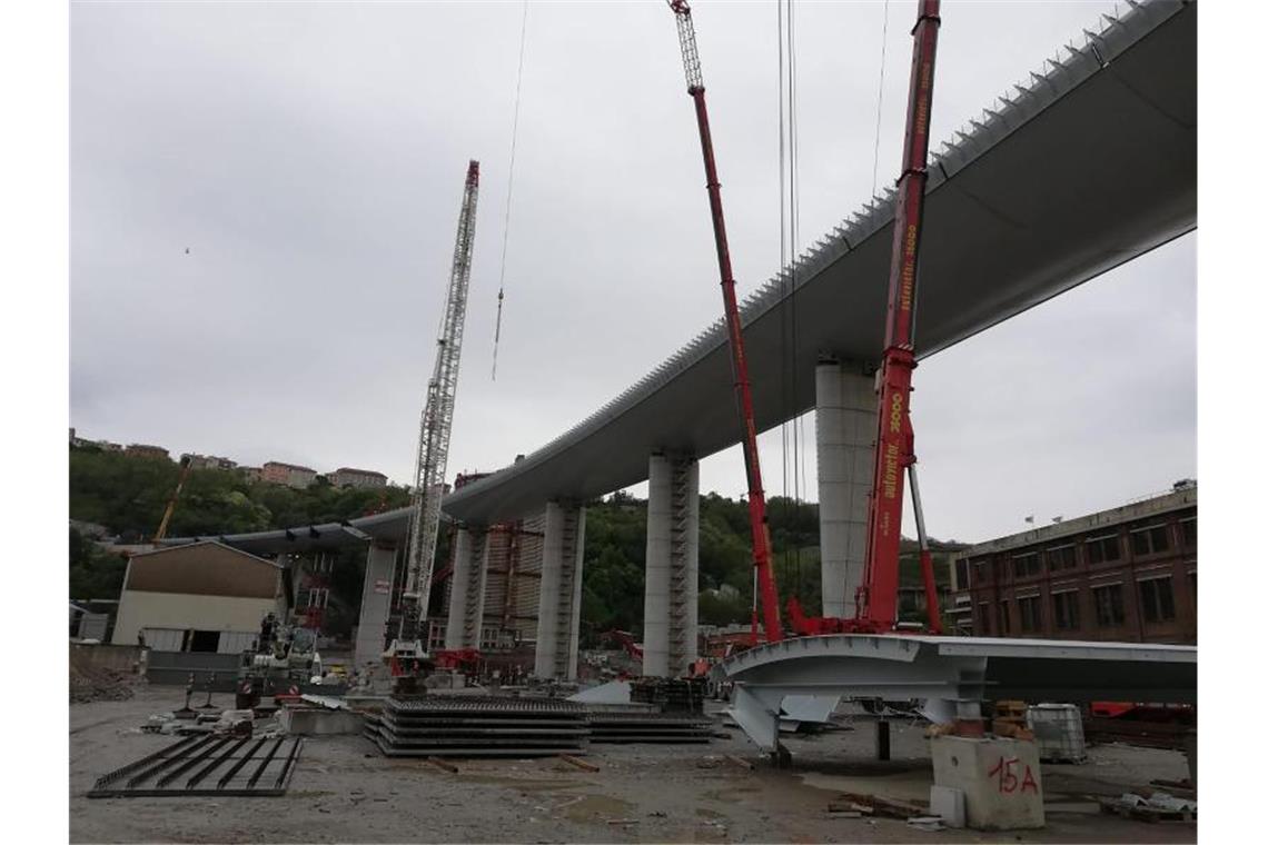 Die letzten Bauarbeiten an der neuen Autobahnbrücke in Genua. Das alte Morandi-Viadukt war im August vor zwei Jahren eingestürzt. Foto: Commissario Ricostruzione Genova/dpa