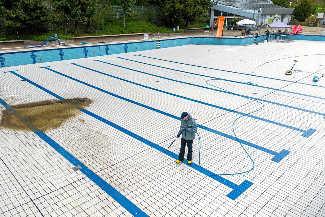 Diese Freibäder haben in und um Backnang geöffnet Die letzten Reinigungsarbeiten vor dem Saisonstart im Backnanger Freibad wurden in den vergangenen Tagen erledigt. Foto: Alexander Becher