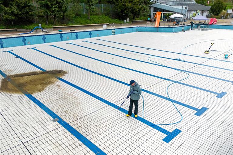 Die letzten Reinigungsarbeiten vor dem Saisonstart im Backnanger Freibad wurden in den vergangenen Tagen erledigt. Foto: Alexander Becher