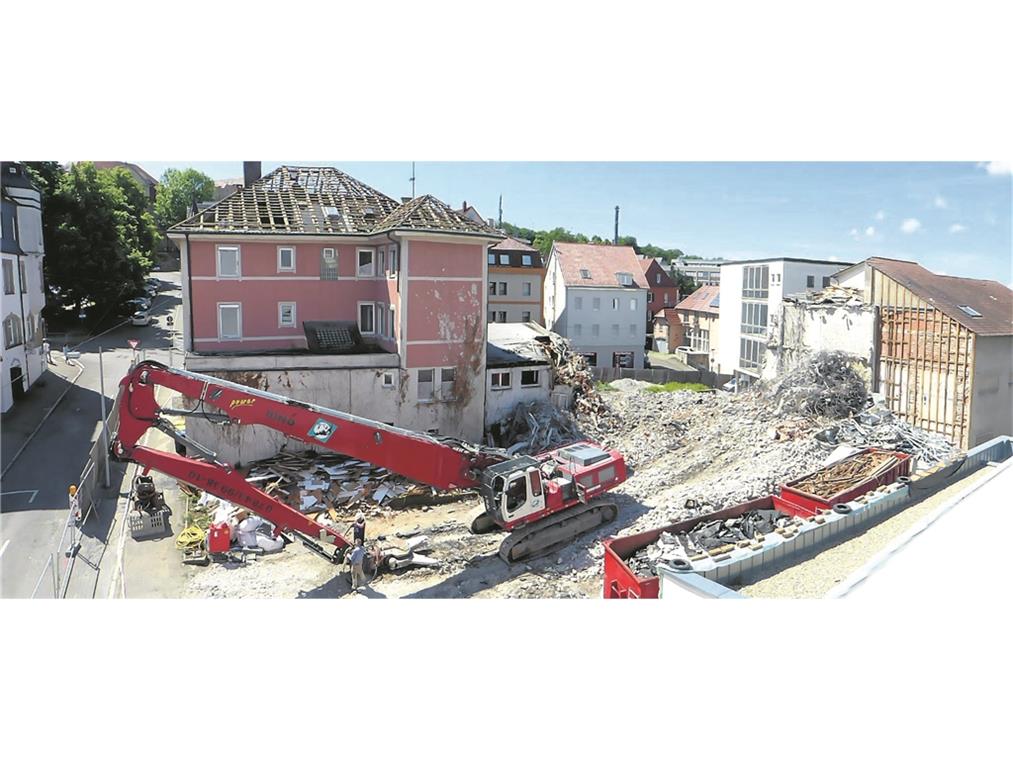 Fehlende Deponiekapazitäten verzögern Abriss Die letzten Tage der einstigen Commerzbank-Filiale an der Ecke Dillenius-/Eduard-Breuninger-Straße. Kurz nach der Aufnahme war das Haus Geschichte.