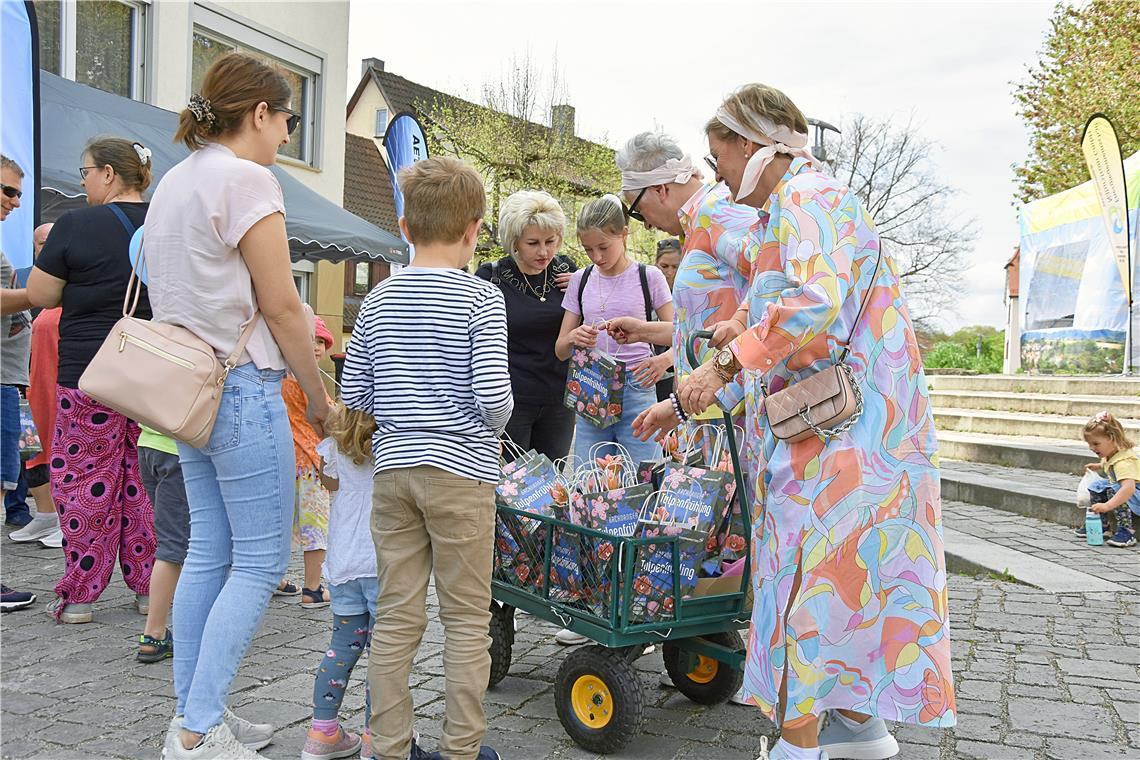 Die letzten Tulpen werden von den Damen des Stadtmarketing verteilt. Tulpenfrühl...