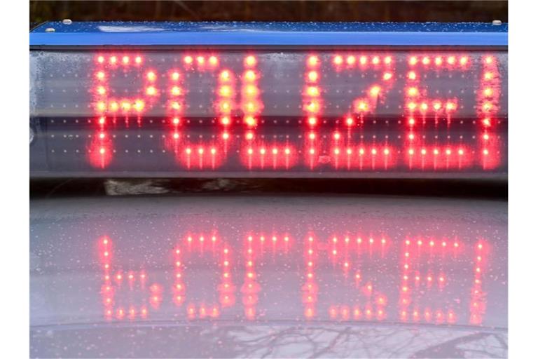 Die Leuchtschrift „Polizei“ ist auf dem Dach eines Streifenwagens der Polizei zu sehen. Foto: Carsten Rehder/dpa/Archivbild